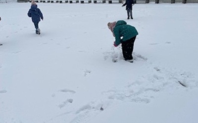 Pierwsze zabawy na śniegu w IIa (3)