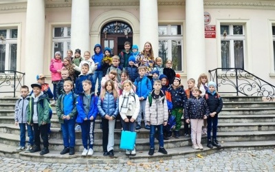 Klasa IIa i IIb uczestnikami warsztatów plastycznych pt. "Obrazki z jesiennych liści" w Muzeum Saturn w Czeladzi (2)