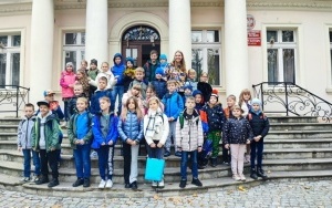 Klasa IIa i IIb uczestnikami warsztatów plastycznych pt. "Obrazki z jesiennych liści" w Muzeum Saturn w Czeladzi (2)