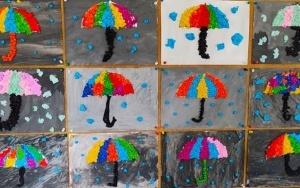 Kolorowe parasolki na jesiennym niebie (1)