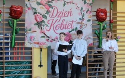Dzień Kobiet w SP3 - chłopcy na scenie! (17)