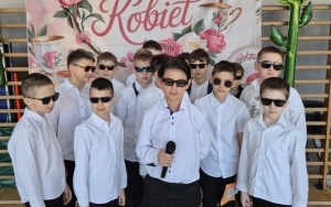 Dzień Kobiet w SP3 - chłopcy na scenie! (5)