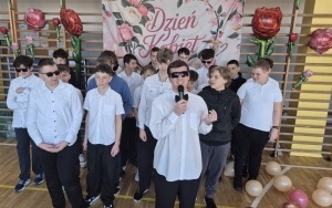 Dzień Kobiet w SP3 - chłopcy na scenie! (6)