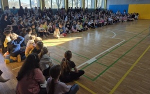 Dzień Kobiet w SP3 - chłopcy na scenie! (7)