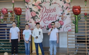 Dzień Kobiet w SP3 - chłopcy na scenie! (8)