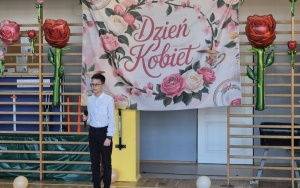 Dzień Kobiet w SP3 - chłopcy na scenie! (9)