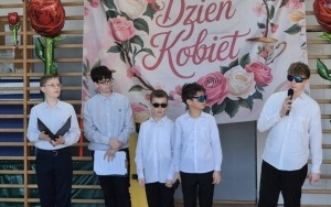 Dzień Kobiet w SP3 - chłopcy na scenie! (10)