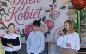 Dzień Kobiet w SP3 - chłopcy na scenie! (11)