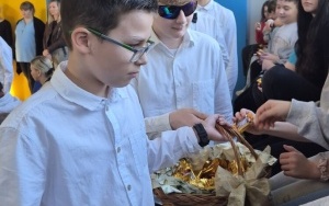 Dzień Kobiet w SP3 - chłopcy na scenie! (12)