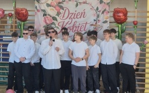 Dzień Kobiet w SP3 - chłopcy na scenie! (13)