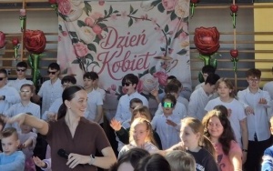 Dzień Kobiet w SP3 - chłopcy na scenie! (14)