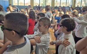 Dzień Kobiet w SP3 - chłopcy na scenie! (15)