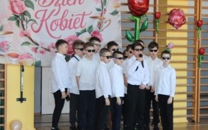 Dzień Kobiet w SP3 - chłopcy na scenie! (16)