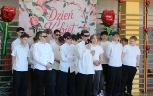Dzień Kobiet w SP3 - chłopcy na scenie! (18)
