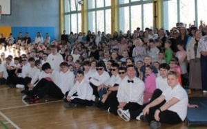 Dzień Kobiet w SP3 - chłopcy na scenie! (20)