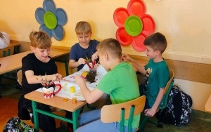 Kalafior, wykałaczki, karteczki oraz mnóstwo nauki i zabawy w klasie 2b (11)